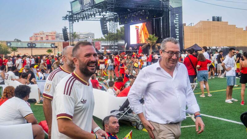 Miles de aficionados viven en Benidorm la final del Mundial en las pantallas gigantes del SkyFest y el Julio Iglesias