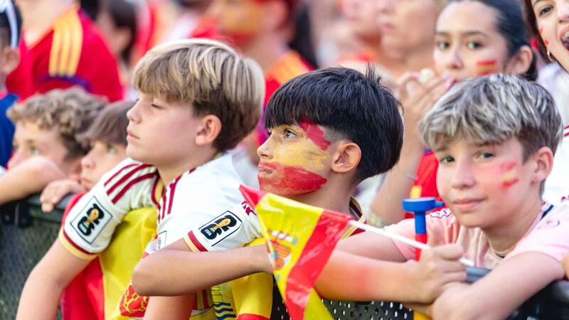 Miles de aficionados viven en Benidorm la final del Mundial en las pantallas gigantes del SkyFest y el Julio Iglesias