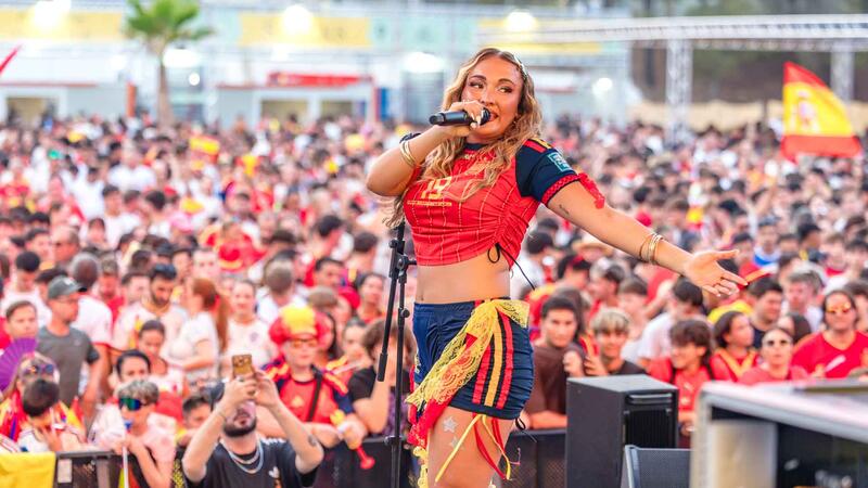 Miles de aficionados viven en Benidorm la final del Mundial en las pantallas gigantes del SkyFest y el Julio Iglesias
