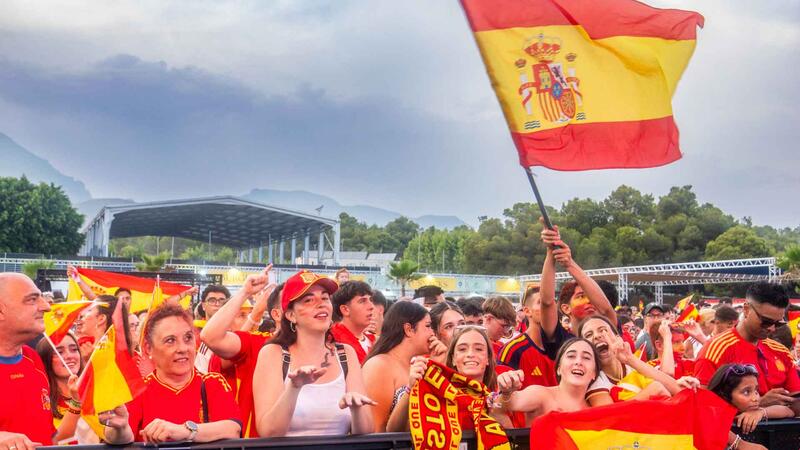 Miles de aficionados viven en Benidorm la final del Mundial en las pantallas gigantes del SkyFest y el Julio Iglesias