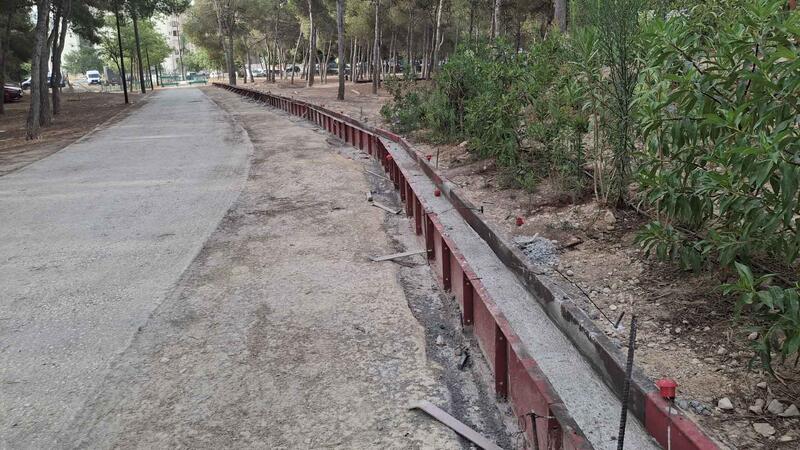 Benidorm ejecuta el vallado perimetral de la zona de acampada y albergue juvenil en la Séquia Mare