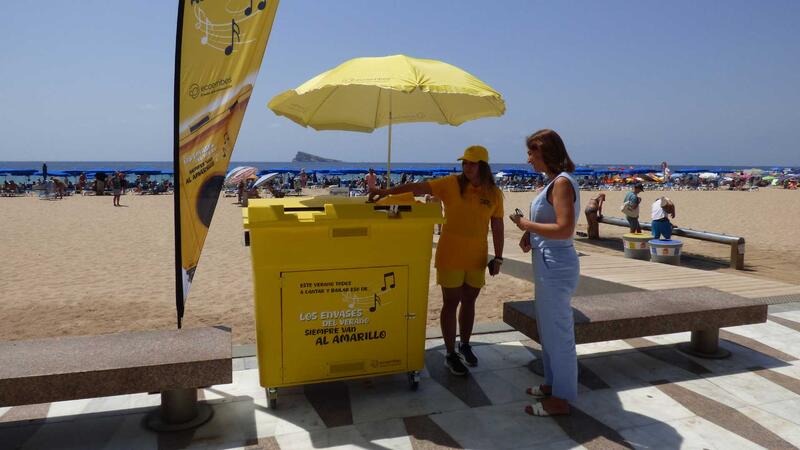 Ecoembes realiza una acción en las playas de Benidorm para concienciar sobre el reciclaje de envases 