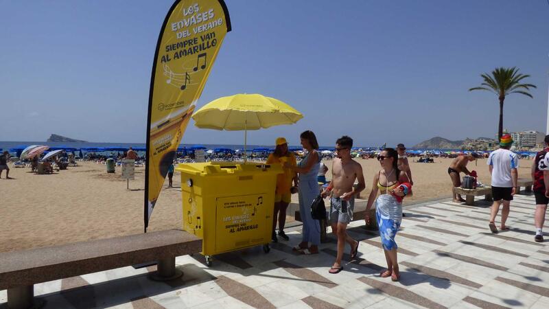 Ecoembes realiza una acción en las playas de Benidorm para concienciar sobre el reciclaje de envases 