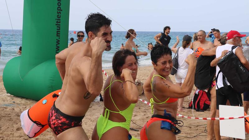 Nearly 400 Swimmers take Part in the ‘Heartbreak Benidorm Crossing,’ swimming along Levante Beach to the rhythm of rock and roll