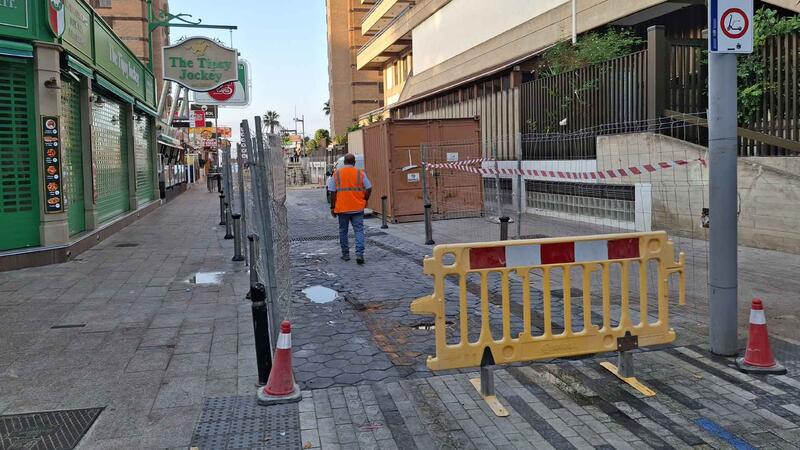 Benidorm renueva el pavimento de la calle Juan Rodríguez que se encontraba muy deteriorado por el paso de vehículos pesados 