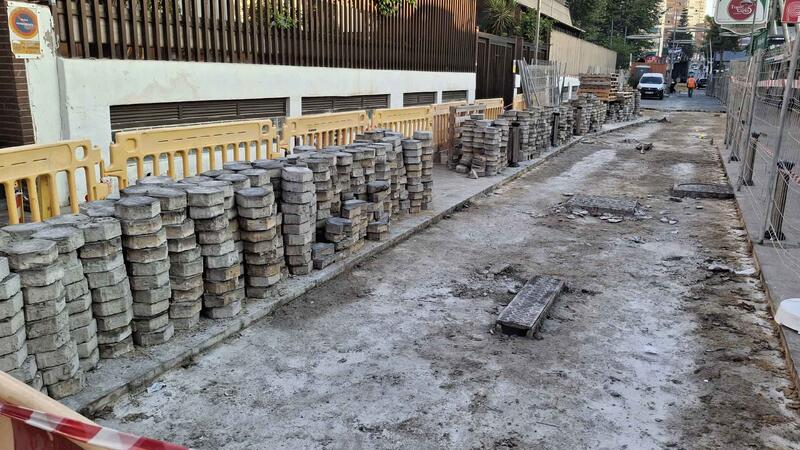 Benidorm renueva el pavimento de la calle Juan Rodríguez que se encontraba muy deteriorado por el paso de vehículos pesados 