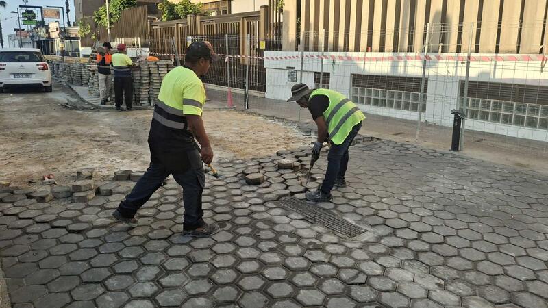 Benidorm renueva el pavimento de la calle Juan Rodríguez que se encontraba muy deteriorado por el paso de vehículos pesados 
