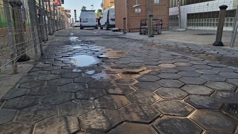 Benidorm renueva el pavimento de la calle Juan Rodríguez que se encontraba muy deteriorado por el paso de vehículos pesados 