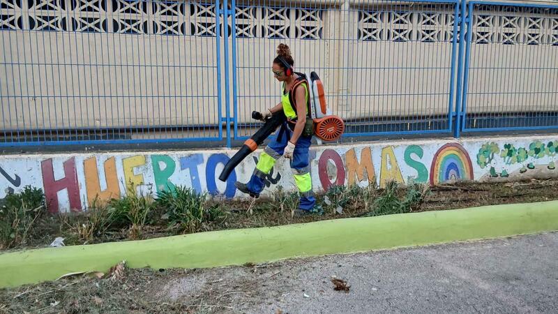 Benidorm realiza mejoras en la jardinería de 13 colegios antes del inicio del curso escolar 