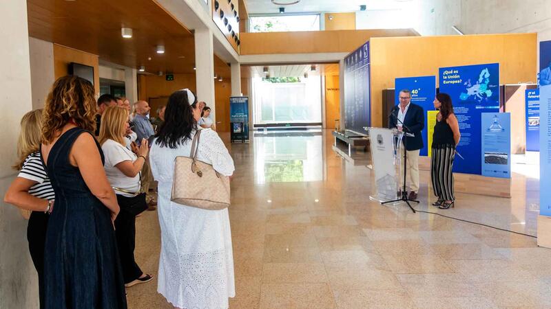 La Generalitat destaca el liderazgo europeo de Benidorm durante una visita a la exposición por los 40 años de España en la UE