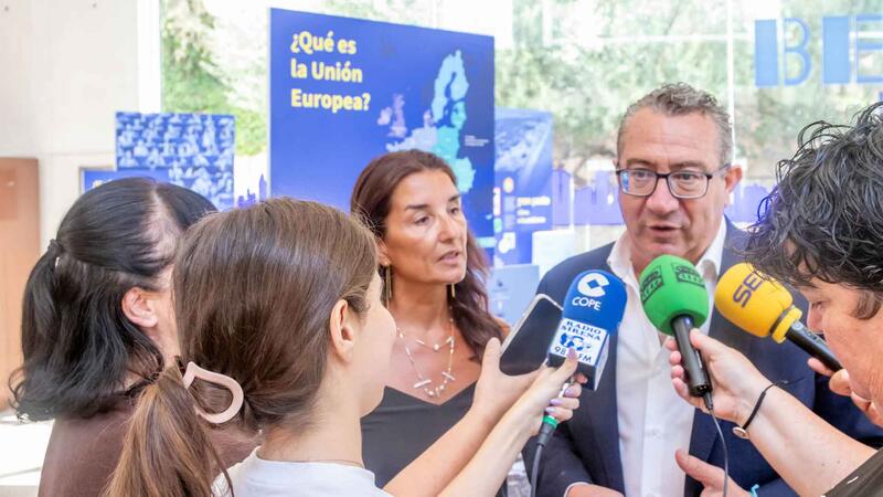 La Generalitat destaca el liderazgo europeo de Benidorm durante una visita a la exposición por los 40 años de España en la UE