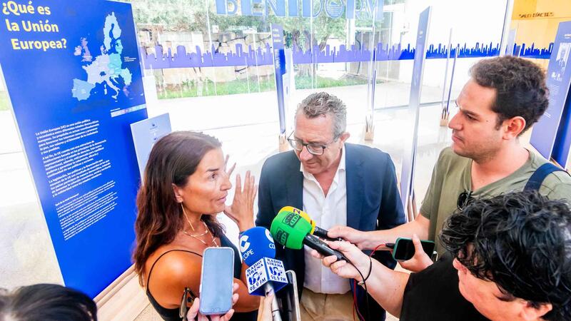 La Generalitat destaca el liderazgo europeo de Benidorm durante una visita a la exposición por los 40 años de España en la UE