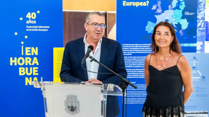 La Generalitat destaca el liderazgo europeo de Benidorm durante una visita a la exposición por los 40 años de España en la UE