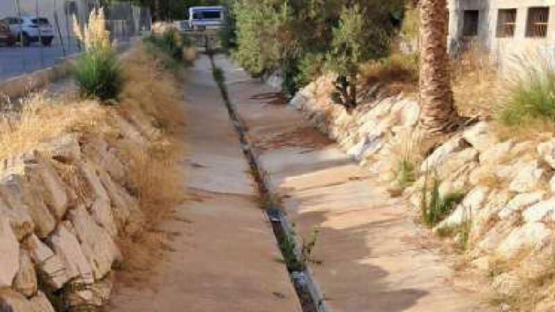 Benidorm culmina estos días la limpieza del tramo urbano de los barrancos ante la previsible llegada de lluvias torrenciales en otoño