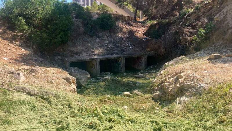 Benidorm culmina estos días la limpieza del tramo urbano de los barrancos ante la previsible llegada de lluvias torrenciales en otoño