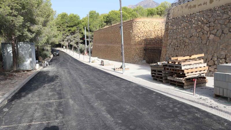 Benidorm renueva la urbanización del Camí del Planet con nueva red de agua potable, plataforma única, mobiliario urbano y pavimento podotáctil