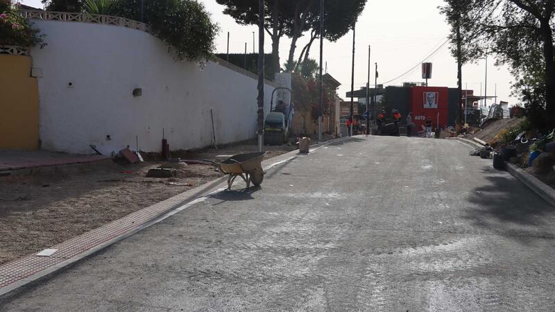 Benidorm renueva la urbanización del Camí del Planet con nueva red de agua potable, plataforma única, mobiliario urbano y pavimento podotáctil