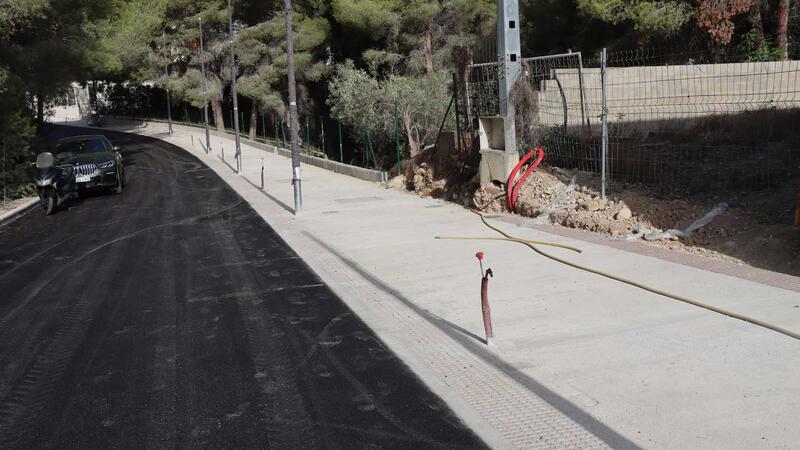 Benidorm renueva la urbanización del Camí del Planet con nueva red de agua potable, plataforma única, mobiliario urbano y pavimento podotáctil