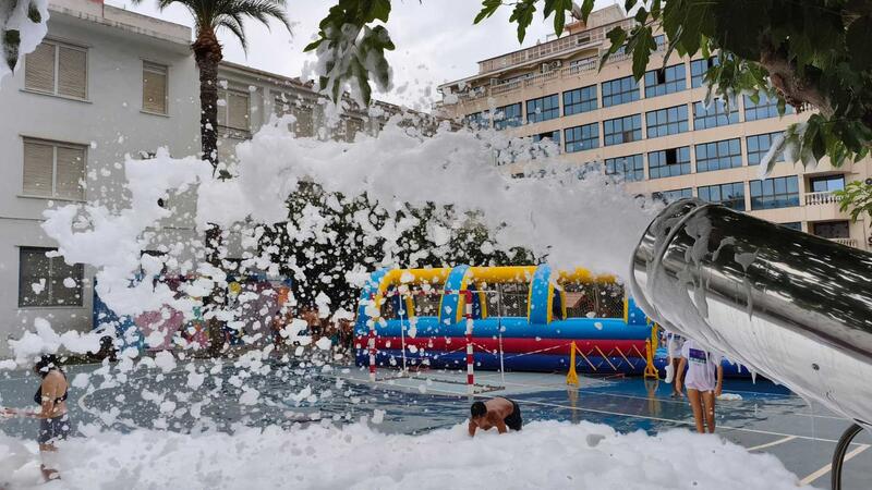 Juventud pone el broche al Programa de Verano con juegos, hinchables y una fiesta de la espuma