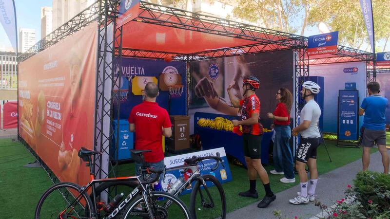 Benidorm se vuelca con La Vuelta: centenares de aficionados animan al pelotón y miles disfrutan de la fan zone