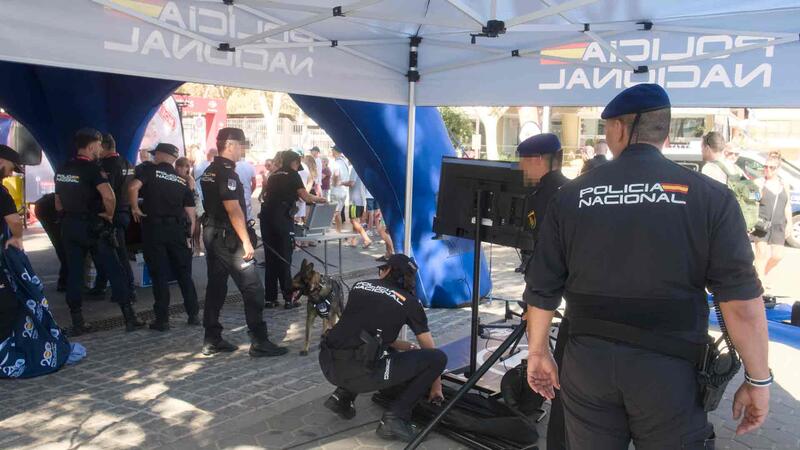 Benidorm se vuelca con La Vuelta: centenares de aficionados animan al pelotón y miles disfrutan de la fan zone