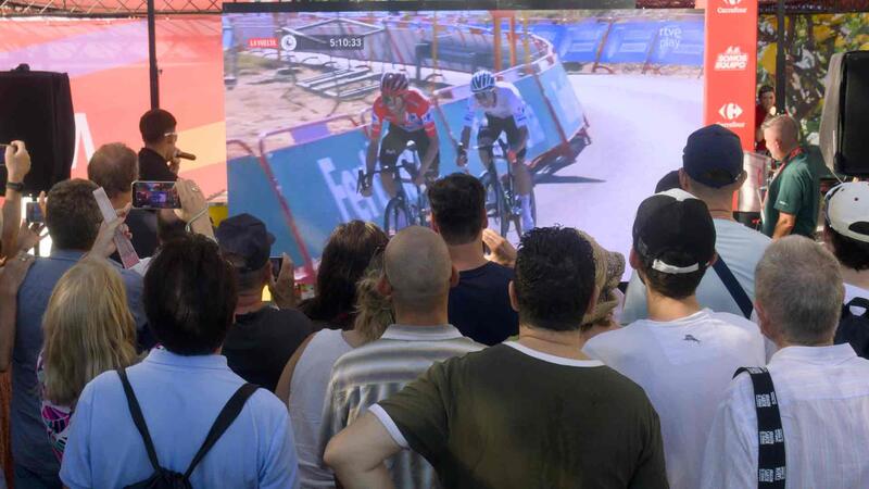 Benidorm se vuelca con La Vuelta: centenares de aficionados animan al pelotón y miles disfrutan de la fan zone