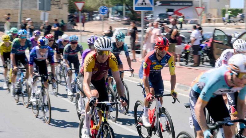 Benidorm se vuelca con La Vuelta: centenares de aficionados animan al pelotón y miles disfrutan de la fan zone