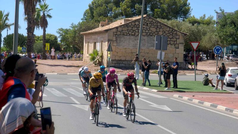 Benidorm se vuelca con La Vuelta: centenares de aficionados animan al pelotón y miles disfrutan de la fan zone