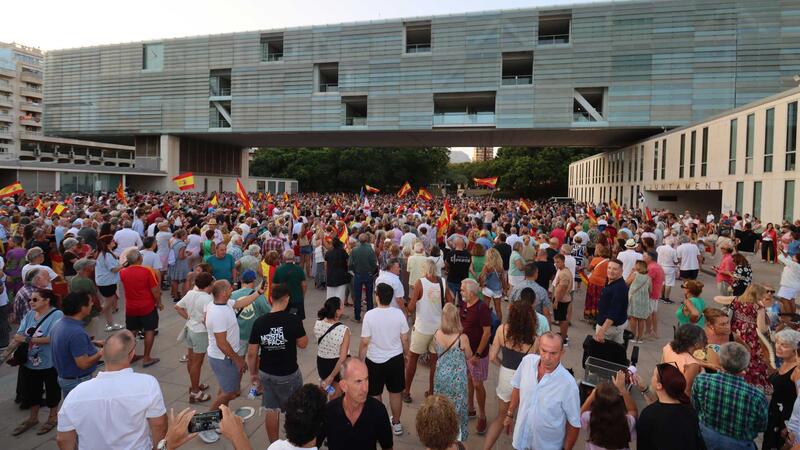 Més de 5.000 persones es concentren a Benidorm per a expressar el seu suport a Ceuta 