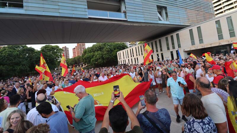 Més de 5.000 persones es concentren a Benidorm per a expressar el seu suport a Ceuta 