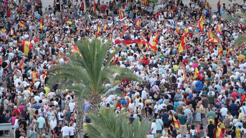 Més de 5.000 persones es concentren a Benidorm per a expressar el seu suport a Ceuta 