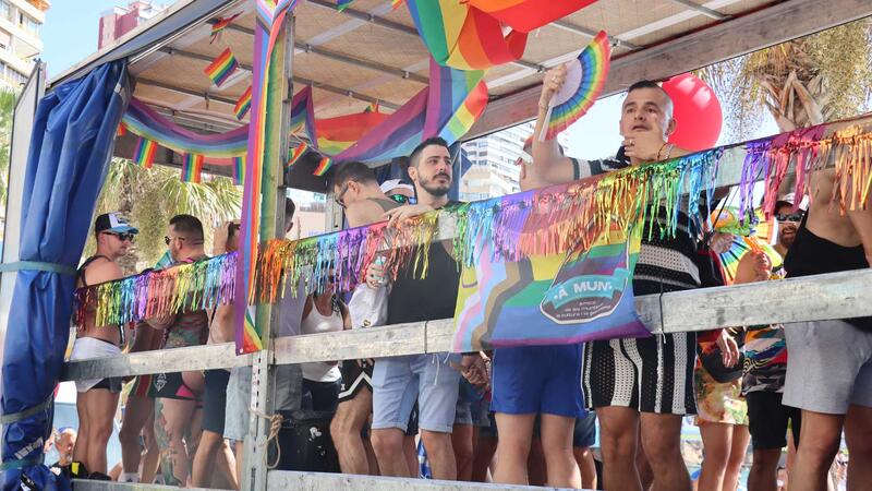 Colorido, diversión y mucho ambiente en el multitudinario desfile del ‘Benidorm Pride’ 