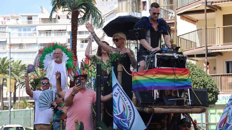 Colorido, diversión y mucho ambiente en el multitudinario desfile del ‘Benidorm Pride’ 
