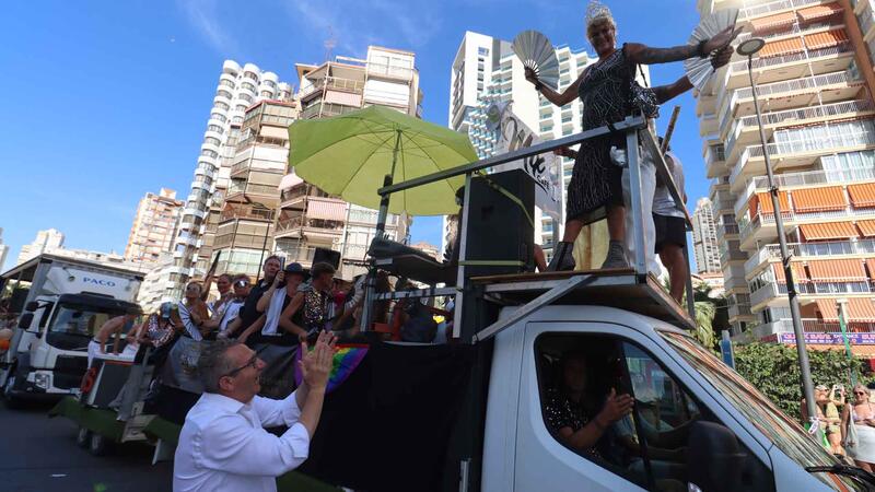 Colorido, diversión y mucho ambiente en el multitudinario desfile del ‘Benidorm Pride’ 