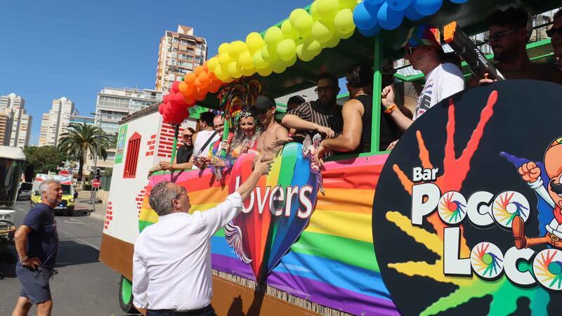 Colorido, diversión y mucho ambiente en el multitudinario desfile del ‘Benidorm Pride’ 