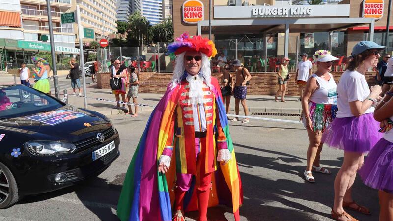 Colorido, diversión y mucho ambiente en el multitudinario desfile del ‘Benidorm Pride’ 