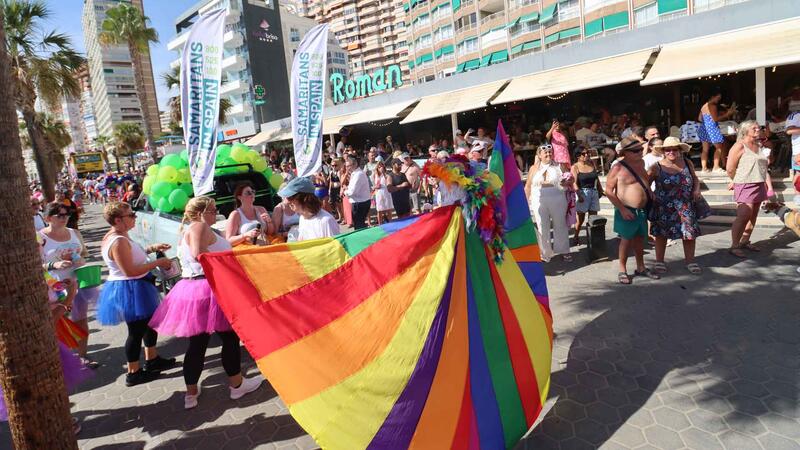 Colorido, diversión y mucho ambiente en el multitudinario desfile del ‘Benidorm Pride’ 