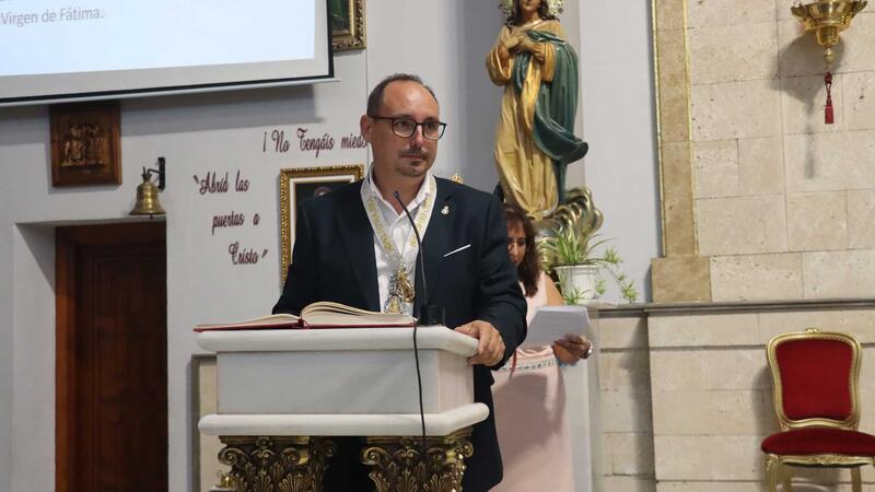 La Hermandad del Rocío impone la medalla a su nuevo presidente, Francisco Forques Sedeño
