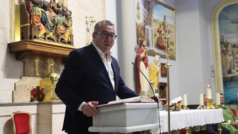 La Hermandad del Rocío impone la medalla a su nuevo presidente, Francisco Forques Sedeño