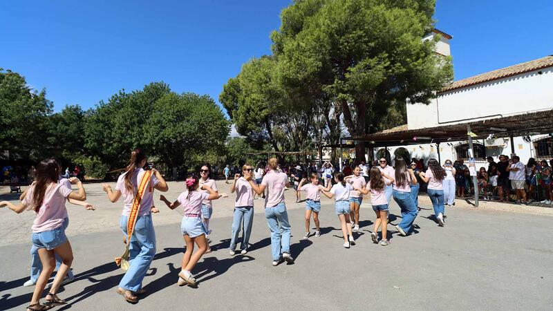 La Festa de Sant Antoni festeja junto a numeroso público la ‘Cagà de la Burra’ en la Ermita de Sanç