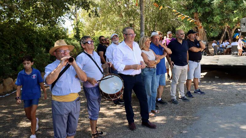 La Festa de Sant Antoni festeja junto a numeroso público la ‘Cagà de la Burra’ en la Ermita de Sanç