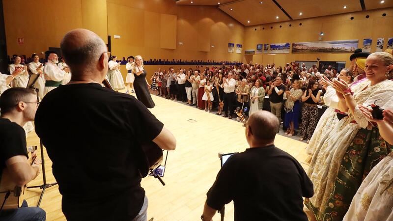 La Rondalla de La Barqueta i el Grup de Danses Almirant, protagonistes de la campanya d