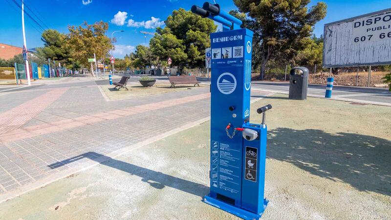 Benidorm instala seis estaciones gratuitas de reparación de mecánica básica de bicicletas 