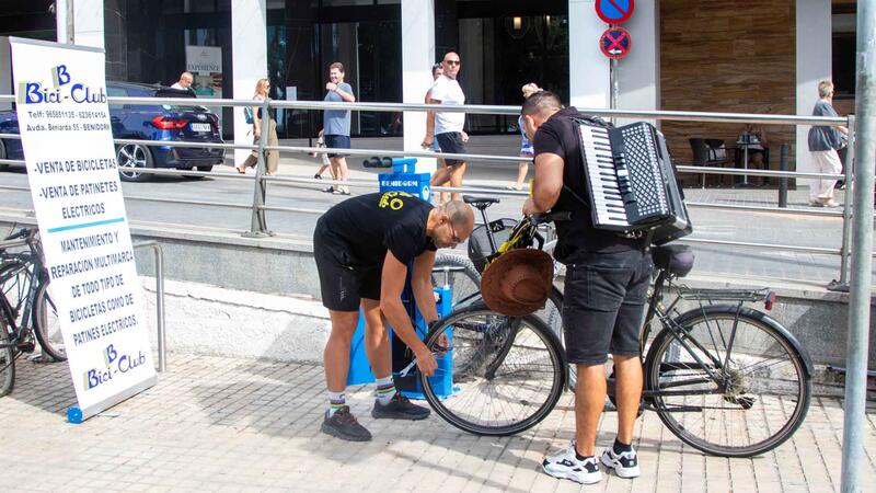 Benidorm instala seis estaciones gratuitas de reparación de mecánica básica de bicicletas 