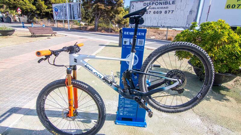 Benidorm instala seis estaciones gratuitas de reparación de mecánica básica de bicicletas 