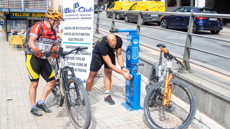 Benidorm instala seis estaciones gratuitas de reparación de mecánica básica de bicicletas 