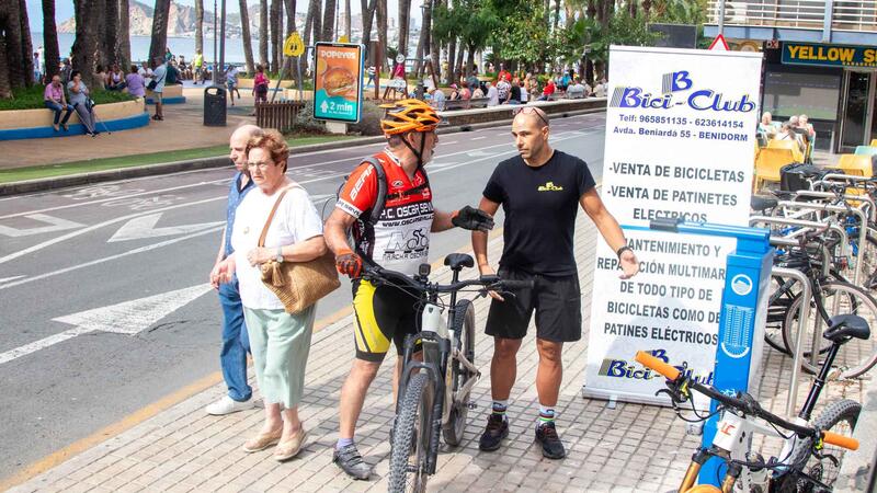 Benidorm instala seis estaciones gratuitas de reparación de mecánica básica de bicicletas 