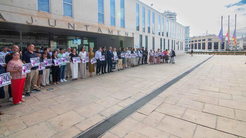 Benidorm guarda silencio para condenar el crimen machista de una mujer de 33 años el pasado domingo en la ciudad