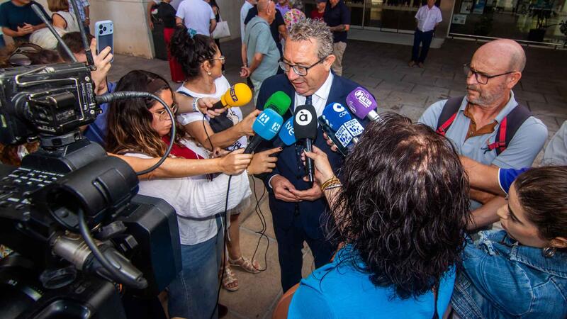 Benidorm guarda silencio para condenar el crimen machista de una mujer de 33 años el pasado domingo en la ciudad