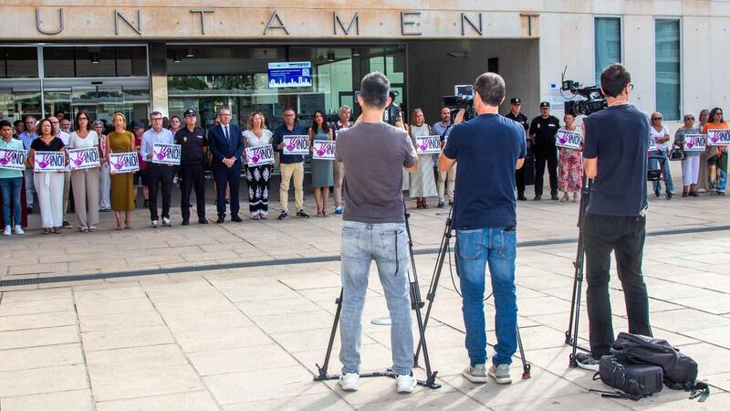 Benidorm guarda silencio para condenar el crimen machista de una mujer de 33 años el pasado domingo en la ciudad